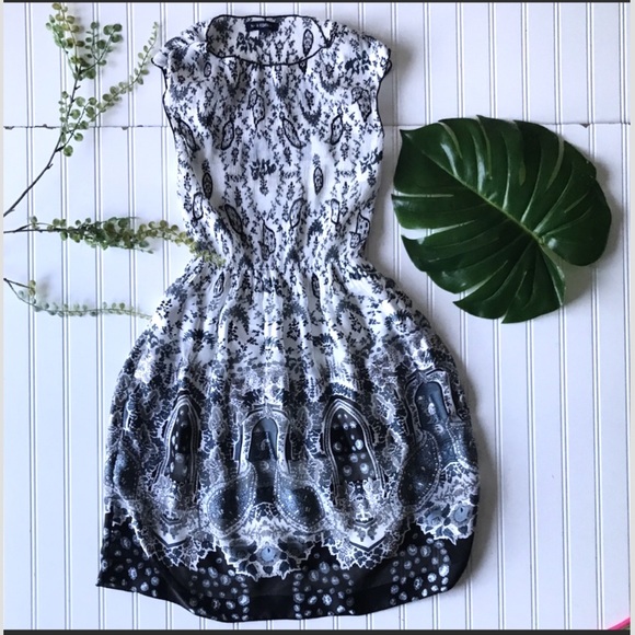 Dresses & Skirts - Floral blue white dress